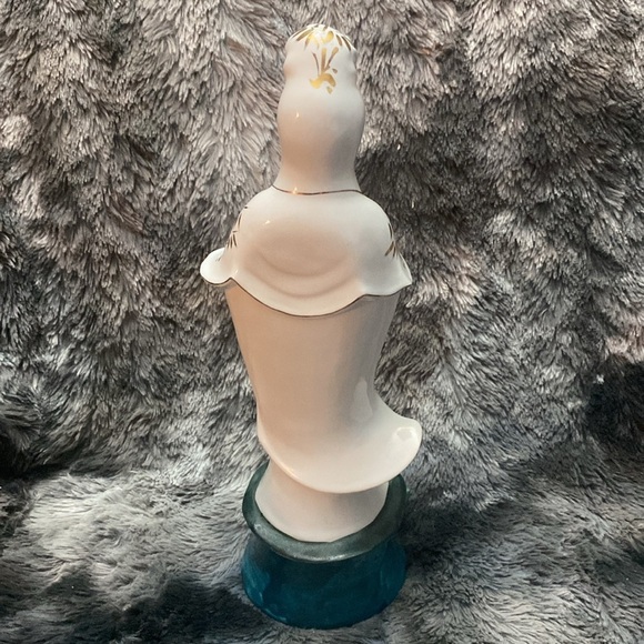 Elegant Porcelain Figurine with Gold Accents - Picture 12 of 16